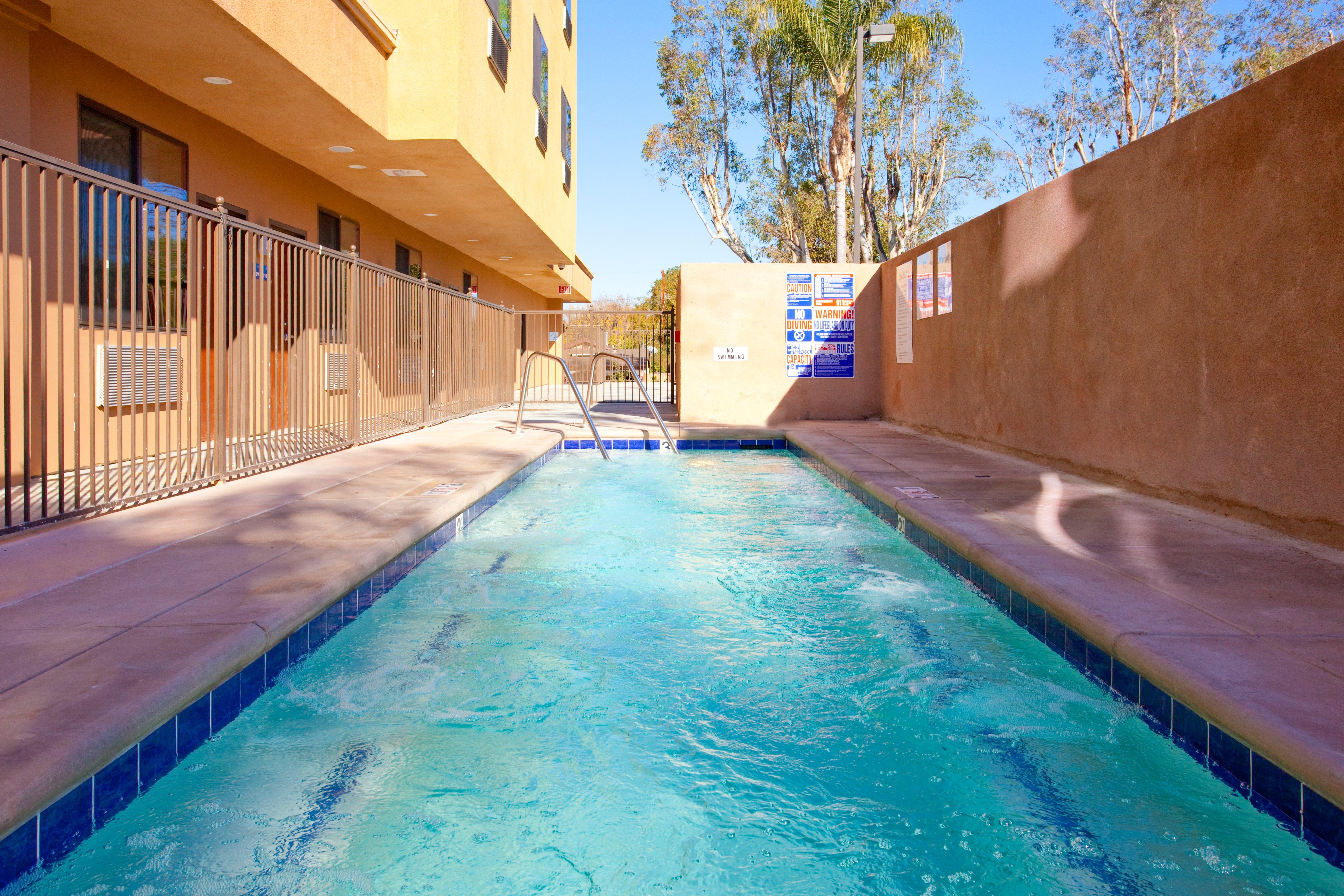 Holiday Inn Express Hotel & Suites Woodland Hills By Ihg Los Angeles Bagian luar foto