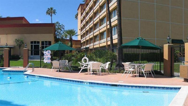 Holiday Inn Express Hotel & Suites Woodland Hills By Ihg Los Angeles Bagian luar foto